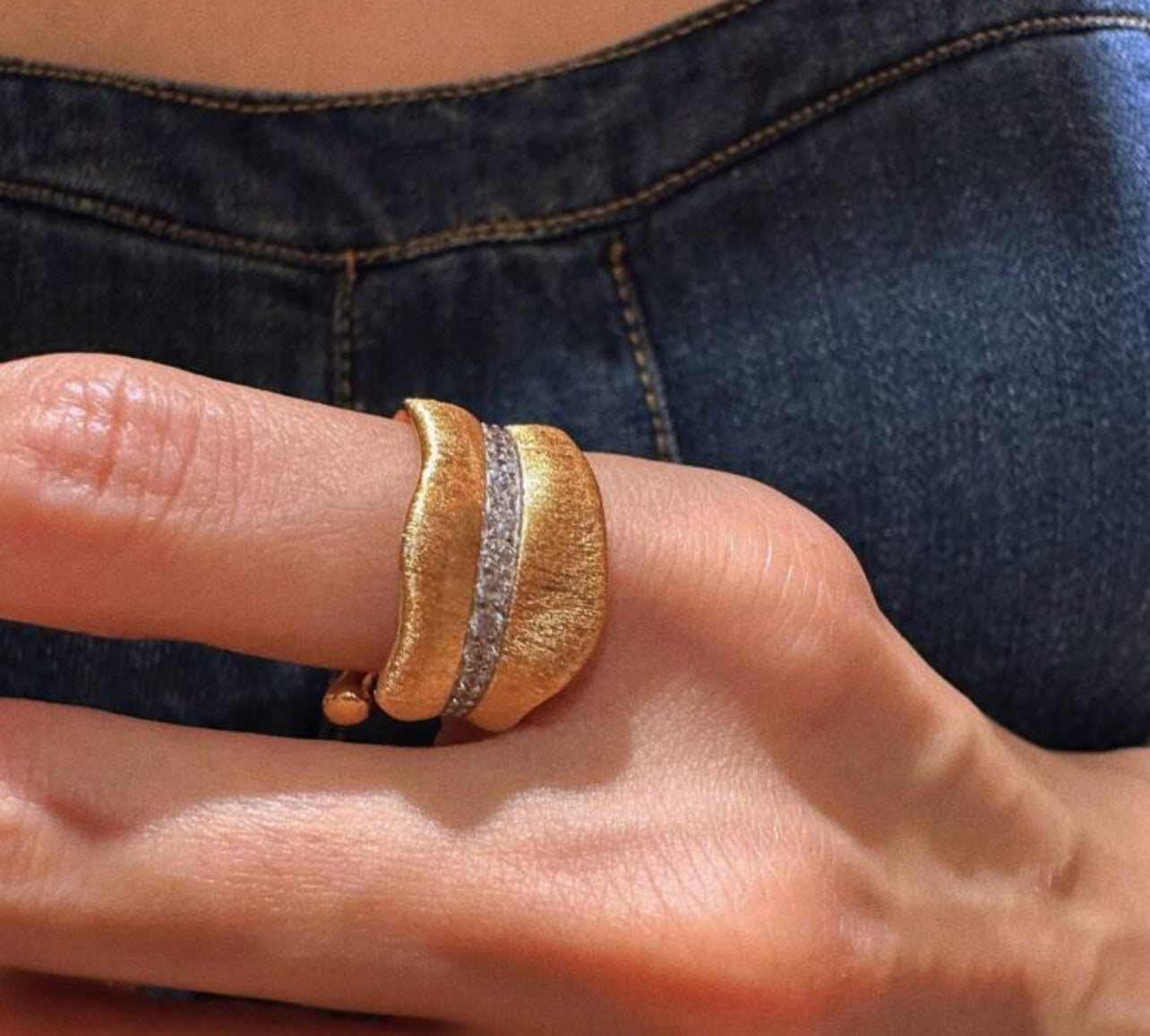 Ring gold rhinestone line